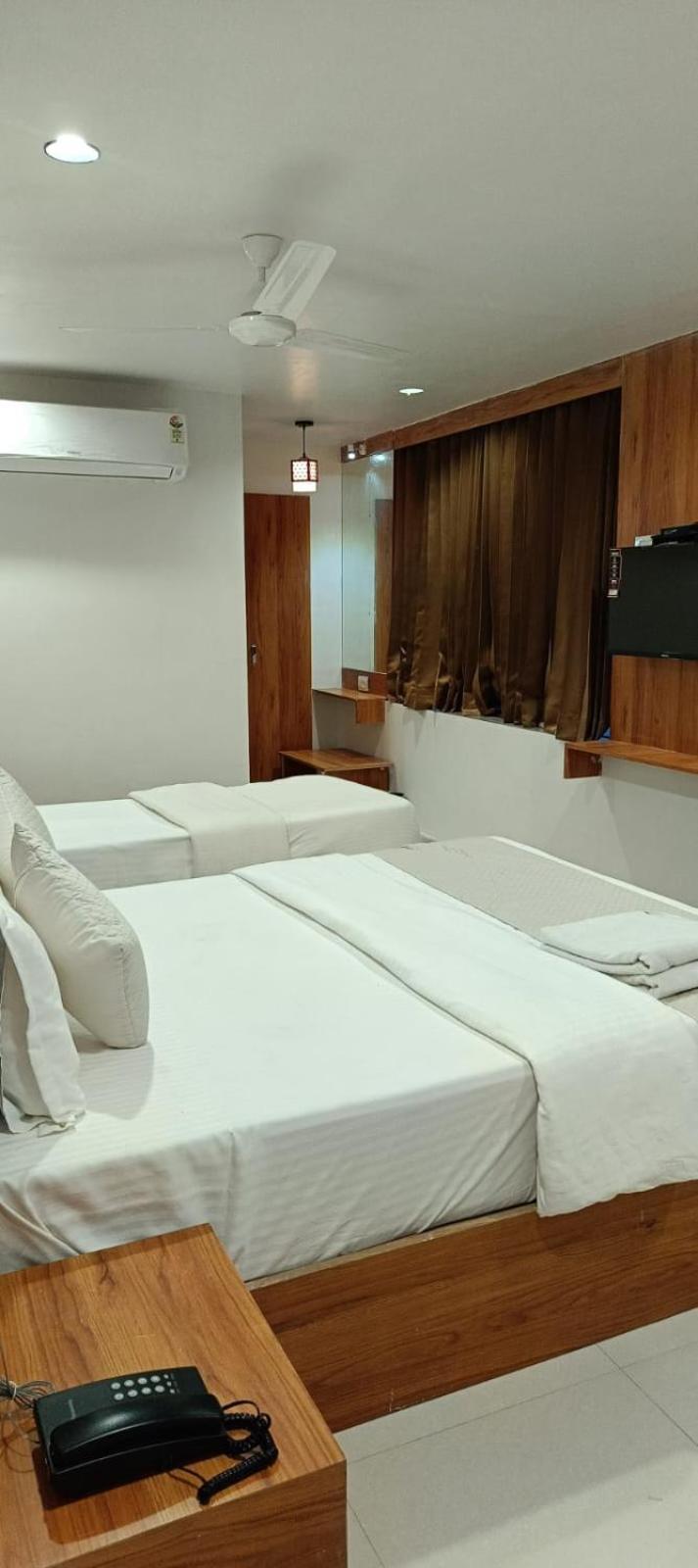 Hotel Royal Relax Ґандінаґар Екстер'єр фото